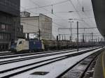 Die ES 64 U2-068 am 05.01.2010 mit einem Kesselwagenzug im Linzer Hbf.