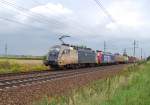 Die stark verschmutzte ES 64 U2-027 hat am 04.09.2010  einen Containerzug zum Transportieren gehabt und ist  dabei auch in Marchtrenk vorbeigekommen.