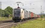 Schon wieder erwischt. Am 24.06.2011 auf der Fahrt nach Sden durch Eichenberg mit Containerzug: 182 535-5 (ES 64 U2-035).