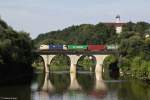 182 521 berquert mit einem Containerzug am 07.08.2013 die Vils in Vilshofen.