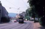 Wiener Lokalbahn: Ein Zug nach Wien fährt am 13. Juli 1975 in Baden.