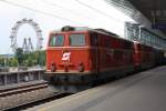 WLB 2143.21 und NLB 2143 070-7 am 27.Juni 2015 vor dem EZ 7490 nach Ernstbrunn im Bf. Praterstern.