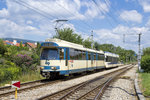 Am 19. Juli 2016 ist TW 108 sowie TW 409 der Badner Bahn als Regionalzug 111 bei Baden Melkergründe unterwegs. 