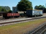 offene-guterwagen Gr��envergleich zwischen einem Schmalspurg�terwagen und einem Normalspurg�terwagen in Putbus.