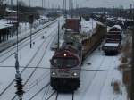 OHE Osthannoversche Eisenbahnen AG OHE-Tiger 330092 mu�te am 22.Dezember 2009 die leeren Holzwagen auf der Ladestra�e von Bergen/R�gen bereitstellen.