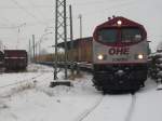 OHE Osthannoversche Eisenbahnen AG OHE 330092 am 22.Dezember 2009 auf der Ladestra�e in Bergen/R�gen bei der Bereitstellung der leeren Holzwagen zur Verladung.