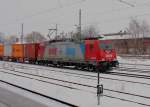 OHE Osthannoversche Eisenbahnen AG 186 129-3 der Osthannoverschen Eisenbahnen AG (OHE) mit einem Containerganzzug in Magdeburg Hbf. Fotografiert am 12.02.2010. 