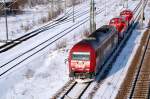 Der OHE-ER 20 270082 zieht am 14.02.10 zwei Voith Gravita ...