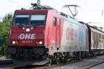 Die OHE 186 129-3 zieht einen langen Gz durch Duisburg ...