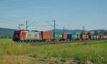 186 125-3 durchquert mit ihrem Containerzug in Fahrtrichtung S�den das ...