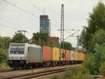 OHE Osthannoversche Eisenbahnen AG 185 678-0 angemietet von der OHE bringt am 24.07.10 einen Containerzug durch Hamburg-Unterelbe Richtung Hamburg-Waltershof.