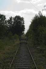oldenburg Seit 1998 ist hier Schluss. Hinter mir verlief bis dahin die KBS 221e, die sogenannte Gummibahn von Oldenburg(Oldb) nach Brake(Unterweser). 
Der Name Gummibahn kommt daher, dass die Strecke durch das Moor f�hrte und die Gleise beim Befahren nachgaben, sodass die Z�ge 'wie auf Gummi' fuhren.