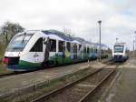 ostseelandverkehr-gmbh-ola Zugkreuzung im Bahnhof von Crivitz am 10.04.2010 mit den OLA Z�gen VT 702 und 703 