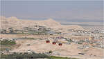 Die fast tiefste Seilbahn der Welt -     Blick vom Berg der Versuchung in die Wüstenlandschaft des Jordangrabens mit drei Gondeln der Jericho-Seilbahn.