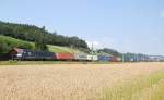 passauerbahn Ein weiterer Containerzug bespannt mit der
ES 64 U2-063 ist am 17.07.2010 in Schl�sslberg
bei Grieskirchen durchgefahren