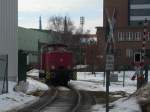 Unterwegs zum Stralsunder S�dhafen war im Februar 2010 die PBSV-Lok ...