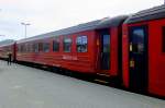 Personenwagen Zwischen zwei B5 sehen auch die B3 der neueren Ausf�hrung gleich noch etwas �lter aus. Mangels passender Fahrzeuge des Typs 5 entstammen alle Speisewagen im Nordland dem Typ 3, so auch der Wagen im Tagzug Bod� - Trondheim am 1.7.2010. 