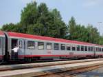 personenwagen Bmz(61812190106-9)kurz vor der Abfahrt mit D966 am Bhf. Ried i.I.;100627