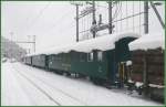 G�terzug mit tiefverschneiten Dampfzugwagen in Thusis. (01.12.2009)  ...