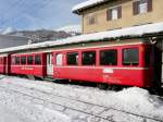 RhB - Personenwagen 2 Kl. B 2303 im Bahnhof von ...