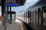 Personenwagen Der bunt gemischte IR mit Wagen diverser Epochen f�hrt soeben aus dem Bahnhof Erstfeld an mir vorbei mit Ziel Z�rich HB. Aufnahme vom 11. Juli 2010, 16:41.