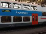 Personenwagen Kenn-Nummer und Logo des 'CityElefant' der tschechischen Bahn CD, Linie Prag-Snichov, September 2009