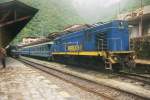 Rckansicht der ALCo Lok 358 und Frontansicht des VistaDome Zuges im Bahnhof von Aguas Calientes zu Fen von Machu Picchu am 09.02.2006
