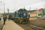 Der morgendliche  Andean Explorer  bei der Ausfahrt aus Cuzco zur Fahrt nach Puno am 06.02.2006. Regelspurige EMD Lok 753 mit der im Vordergrund befindlichen Dreischienengleisweiche. Auf dem Dreischienengleis finden berfhrungsfahrten zwischen den normalspurigen  Puno  Bf. und dem schmalspurigen  Machu Picchu  Bf. in Cuzco statt.