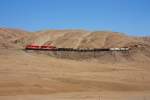 Peru : SPCC (Ilo-Toquepala) No. 32 (EMD GP40-2) fhrt zusammen mit No. 61 (EMD SD70) einen Zug mit Versorgungsgtern fr die Minen in ber 3000m Hhe sowie leeren Erzwagen bergwrts // 29.08.2011