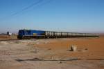 PERURAIL 751 durchquert die Wste auf dem Altiplano in Sdperu. Der Zug kommt vom Hafen Matarani, wo er mit Sure fr die Kupferminen beladen wurde. Er ist kurz vor seinem Ziel La Joya, wo die Behter auf LKW umgeladen und zu den einzelnen Minen gebracht werden. 28.08.2011

