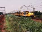 plan-v 512 und 808 mit Intercity 2462 Amsterdam CS-Roosendaal bei Barendrecht am 15-7-1994. Bild und scan: Date Jan de Vries.