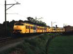 plan-v 411 (+Douwe Egberts logo) und 864 mit Regionalzug 7458 Ede-Wageningen-Amersfoort bei Harselaar am 2-7-1996. Bild und scan: Date Jan de Vries.