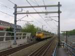 plan-v 867 und 815 mit Regionalzug 6045 Utrecht CS-Tiel auf Bahnhof Houten am 11-6-2010.