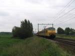 plan-v 928 und 884 mit Regionalzug 16026 Den Bosch-Utrecht CS bei Houten am 11-6-2010.