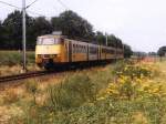 2867 mit Regionalzug 5947 Utrecht-Rhenen bei Veenendaal am 18-8-1998. Bild ...