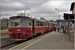 KZC Extrazug rund ums Riesengebirge. 810 535-5 29420-9 Baafx 810 517-3 im polnischen Bahnhof Krzewina Zgorzelecka/Ostritz. Ostritz auf sächsischer Seite ist mit dem Bahnhof auf polnischer Seite mit einer kleinen Fussgängerbrücke über den Grenzfluss verbunden. (08.04.2017)