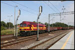 Rail Polska 36302708 steht hier mit laufendem Motor im Bahnhof Boleslawiec vor einem Ganzzug,  der am 7.9.2021 gegenüber vom Bahnhofs Gebäude durch einen Radlader mit Kies beladen wird.