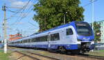 PKP Intercity mit einem ihrer achtteiligen STADLER FLIRT  ED160-011a/2 150 133-8  bei der Einfahrt am 14.09.21  im Bf. Kostrzyn (Polen).