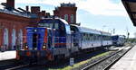 PKP Intercity spółka z o.o., Warszawa mit ihrer  SU4210-010  (NVR:  98 51 5 630 094-1 PL-PKPIC ) und zwei IC-Personenwagen abfahrbereit am 05.09.23 im Bahnhof Kostrzyn nad Odrą (oben).