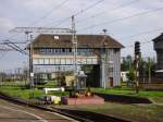 Das 1. Stellwerk des Bahnhofs Kedzierzyn Kozle, im Vordergrund sieht man ein Denkmal der Schutzgttin der Polnischen Staatsbahn.
(Sommer 2005)