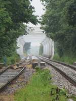 Blick auf die Oderbrücke von der Station Kandrzin-Cosel-Oderhafen (Kedzierzyn-Kozle-Przystanek) aus auf der östlichen Oderseite. Cosel-Hafen war einst nach Duisburg der zweitgrößte Binnenhafen im Deutschen Reich. Der riesige Verschiebebahnhof verkommt heute, die Oder ist verlandet, die Kräne demontiert.