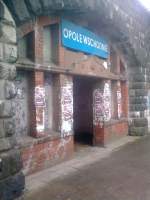 Portal des 1909 eingeweihten Bahnhofes Oppeln-Ost (Opole-Wschodnie) im November 2013