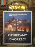 Oppeln Hbf (Opole Glowne) am 4. Dezember 2014 in der Schalterhalle. Noch 4 Stunden 36 Minuten bis zur Einweihung des renovierten Bahnhofs um 13.00 Uhr.