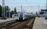 28.06.2016., Bahnhof Warszawa Wschodnia (Warschau Ostbahnhof). Pesa Elf EN76-023 der Koleje Mazowieckie als RL von Modlin nach Warszawa Lotnisko Chopina (Flughafen) fährt ein.