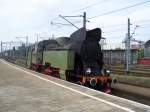 berraschung:) Hier in Wroclaw(Breslau Hbf) fahren noch Fahrplanmige Dampfzge mit RE-Zgen, Die Re-Wagen sind ehem.Dr-Doppelstockwagen, zumindestens vom aussehen sahen sie aus wie ehem.Ex-DR. Hier auf dem Bild eine der noch im Planeinsatz verkehrenden Dampfloks. Aufgenommen am 06.juni 07