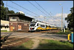 Der moderne ET 45WE-026 passiert hier am 7.9.2021 um 16.40 Uhr aus Breslau kommend bei der Einfahrt in Zebrzydowa das alte Stellwer am östlichen Bahnübergang.