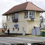 Saniert, in Betrieb, das Stellwerk in Bieniów (deutsch Benau, niedersorbisch Bjenow)   Der Dampfsonderzug lockt auch hier zahlreiche Fotografen an.