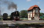Am 24.5.2012 fhrt Ol 49-69 mit einem Personenzug nach Poznan aus.
Gerade passiert die Lok das alte Stellwerk am Depot in Wolsztyn.