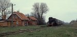 Mit einem Sonderzug von Elk nach Czerwonka ist die Ol49-11 an einem trüben Apriltag 1997 im ziemlich verlassen wirkenden Bahnhof Baranowo eingetroffen