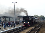 Ty42-24 vor einem historischen Zug im Bahnhof Wolsztyn.